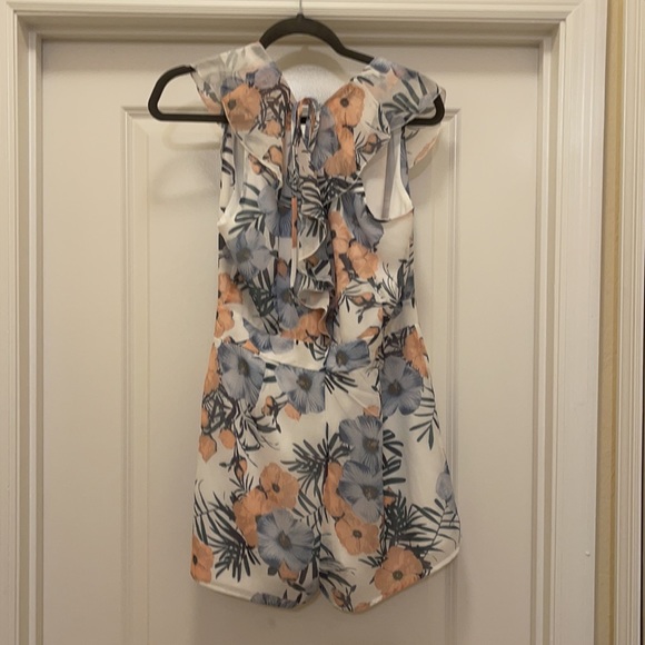 Charlotte Russe Tropical Open Back Romper - Picture 4 of 5